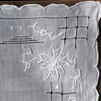 broderet hvidt lommetørklæde blomsterbroderi gammel tekstil